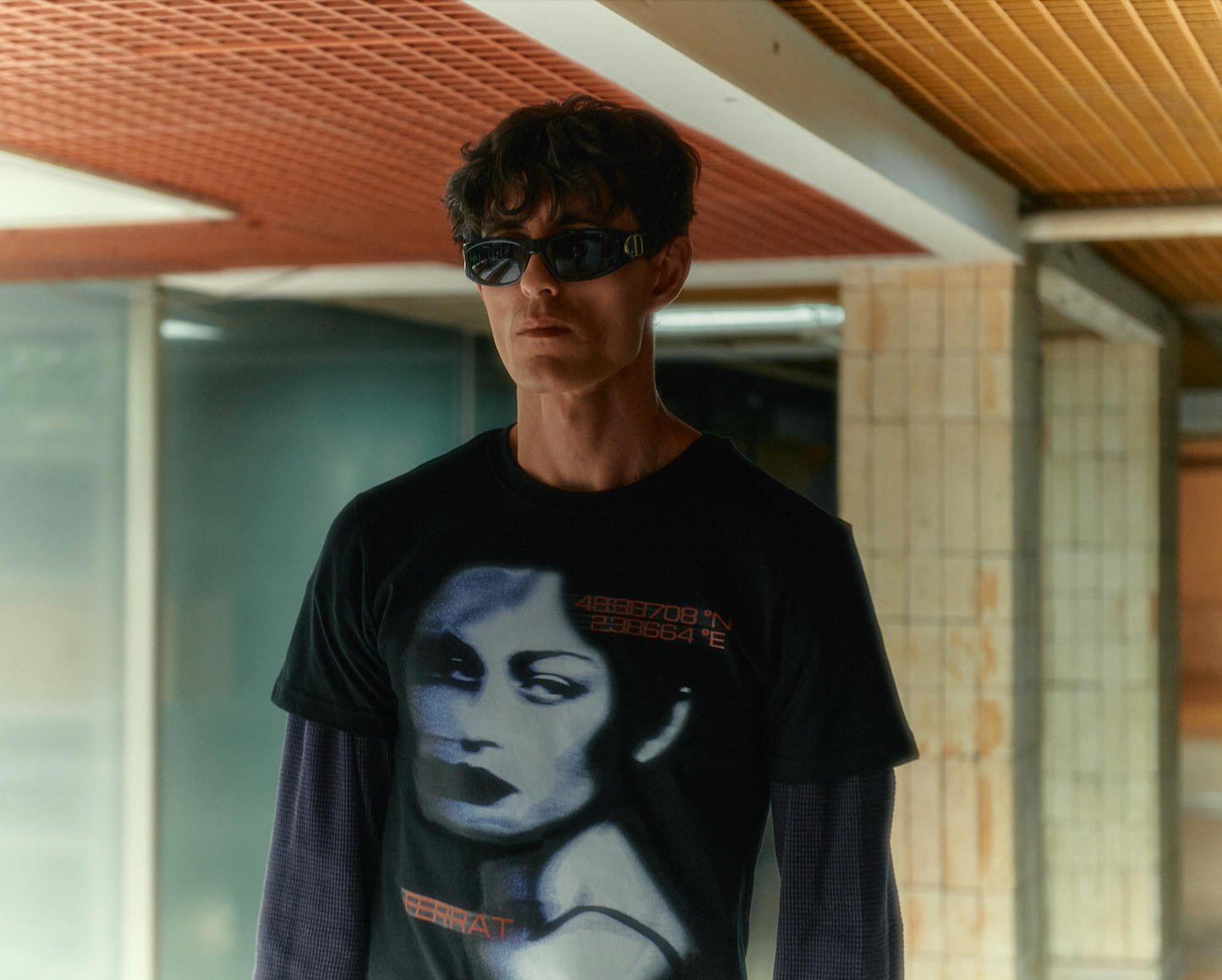 BLUE MODEL FACE TEE