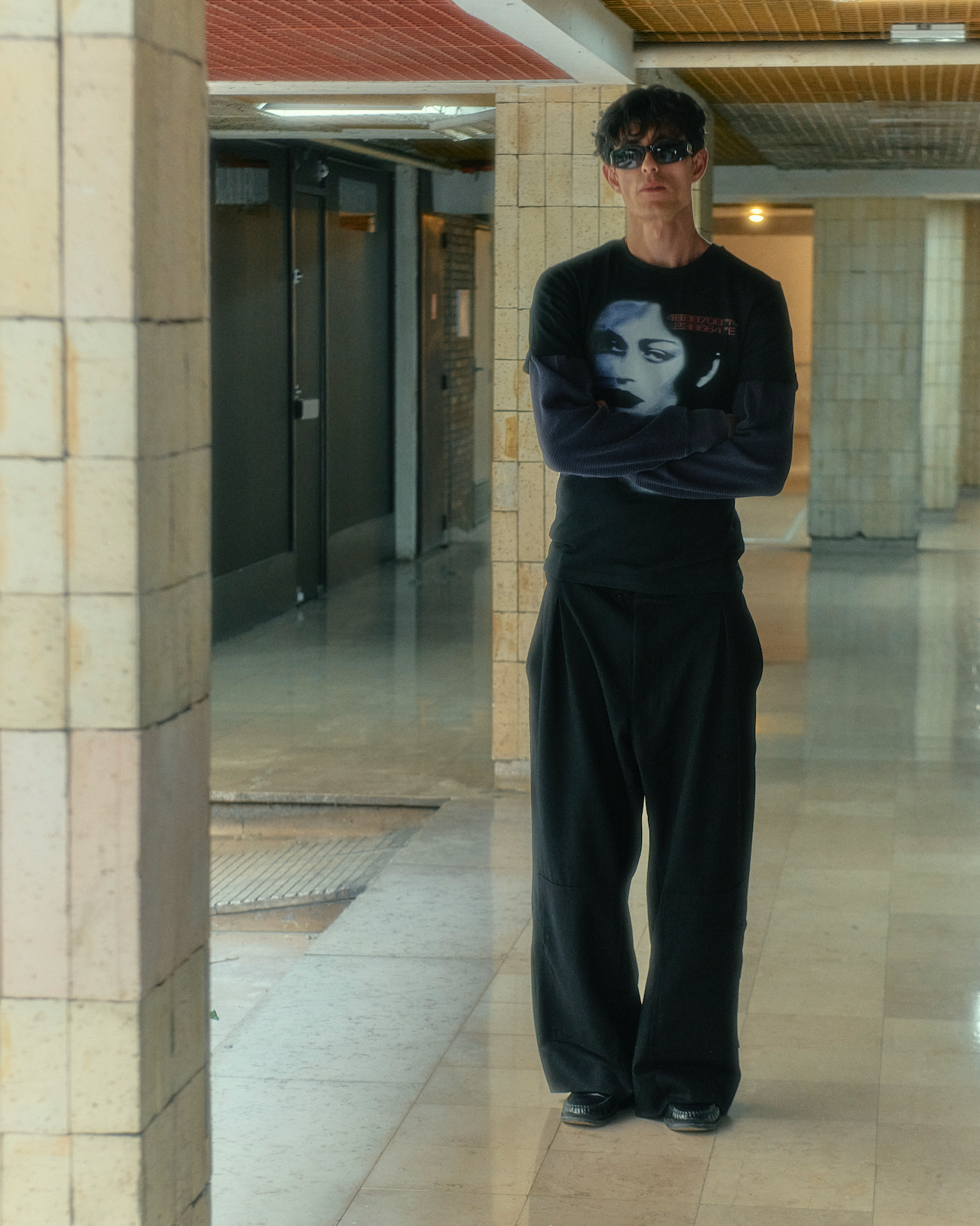BLUE MODEL FACE TEE