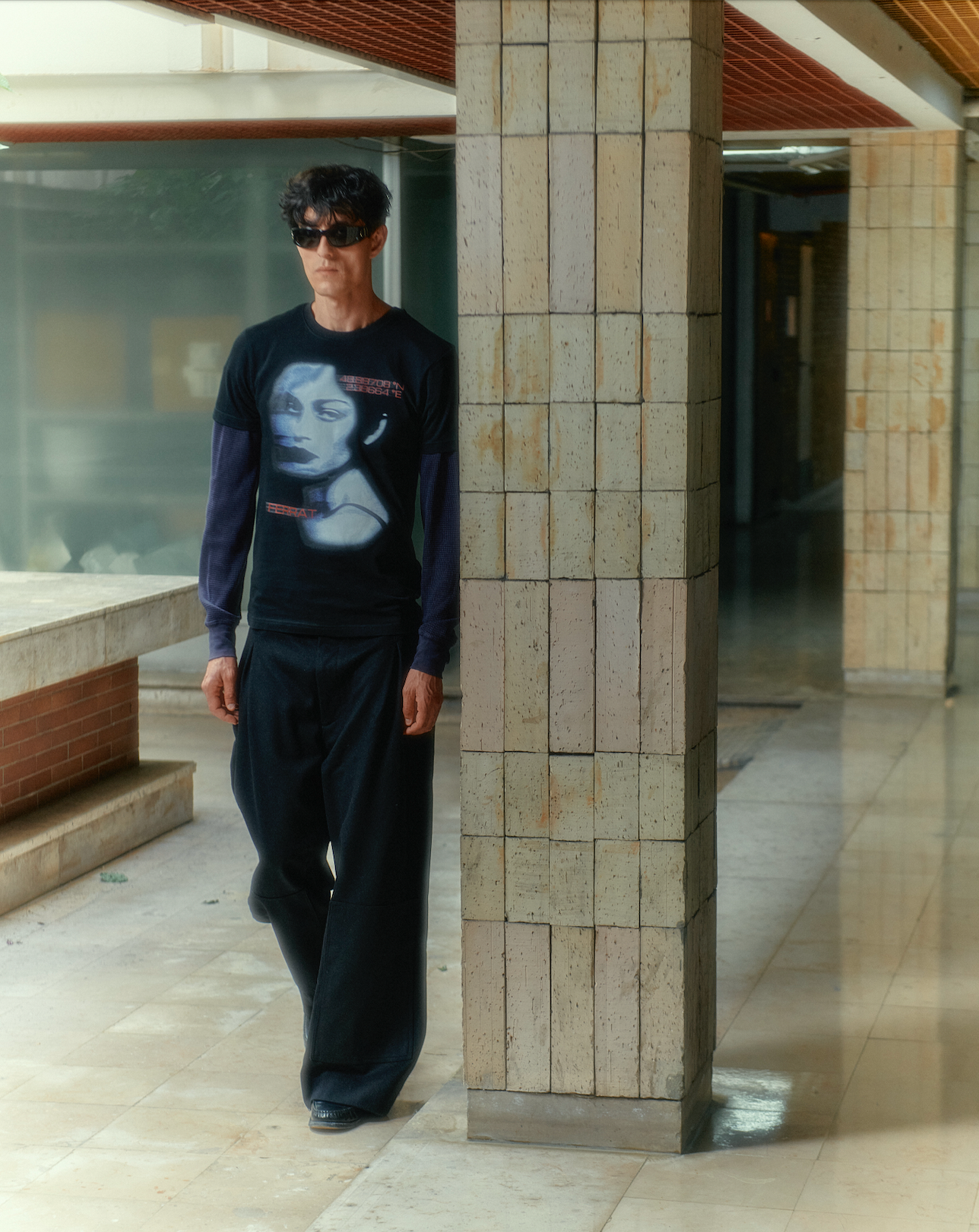 BLUE MODEL FACE TEE